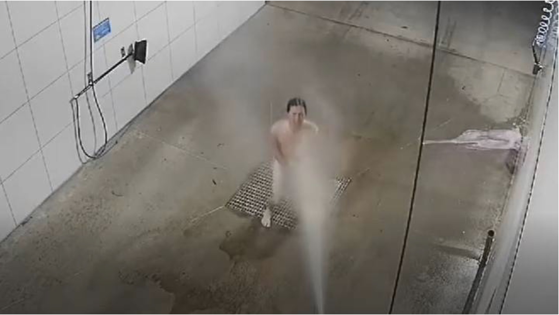 Man betrapt op douchen in de wasstraat (video)