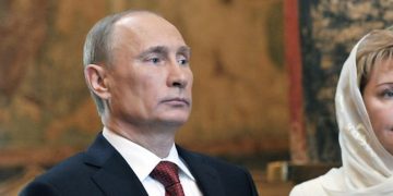 Vladimir Poetin dondert van de trap en raakt gewond
