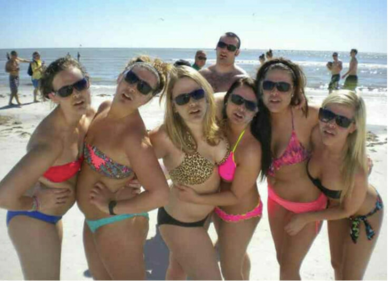 Groep meisjes op het strand