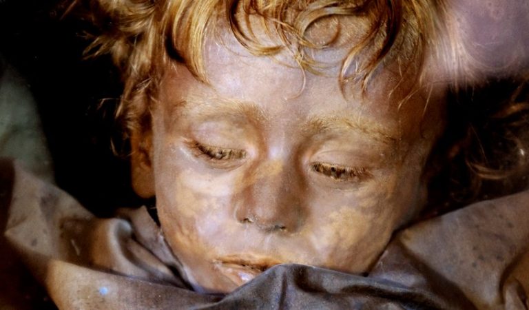 Het mysterie van Rosalia Lombardo (2): de ‘knipperende’ mummie die haar ogen opent (video)