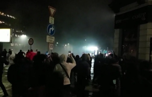 Brussel veranderd in oorlogsgebied: bontkraagjes vechten met de politie