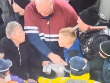 Beelden: Voetballer gooit shirt in het publiek, oude vrouw wil het afpakken van klein jongetje