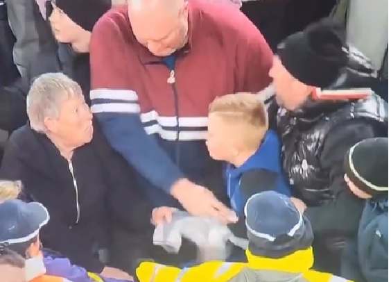 Beelden: Voetballer gooit shirt in het publiek, oude vrouw wil het afpakken van klein jongetje
