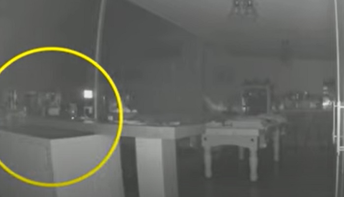 Koppel ziet via bewakingscamera geest van familielid door de woonkamer lopen