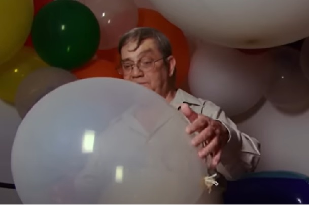 Julius (62) wordt hitsig van ballonnen: "Ze glijden zo lekker"