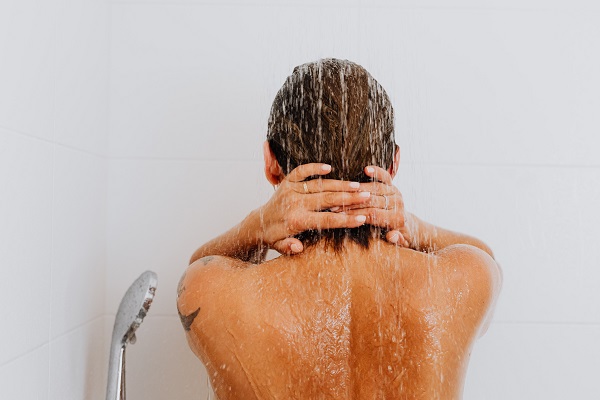 Is het beter om 's morgens of 's avonds te douchen? Dermatoloog geeft antwoord