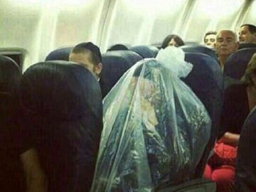 Man trekt plastic zak over zich heen in het vliegtuig