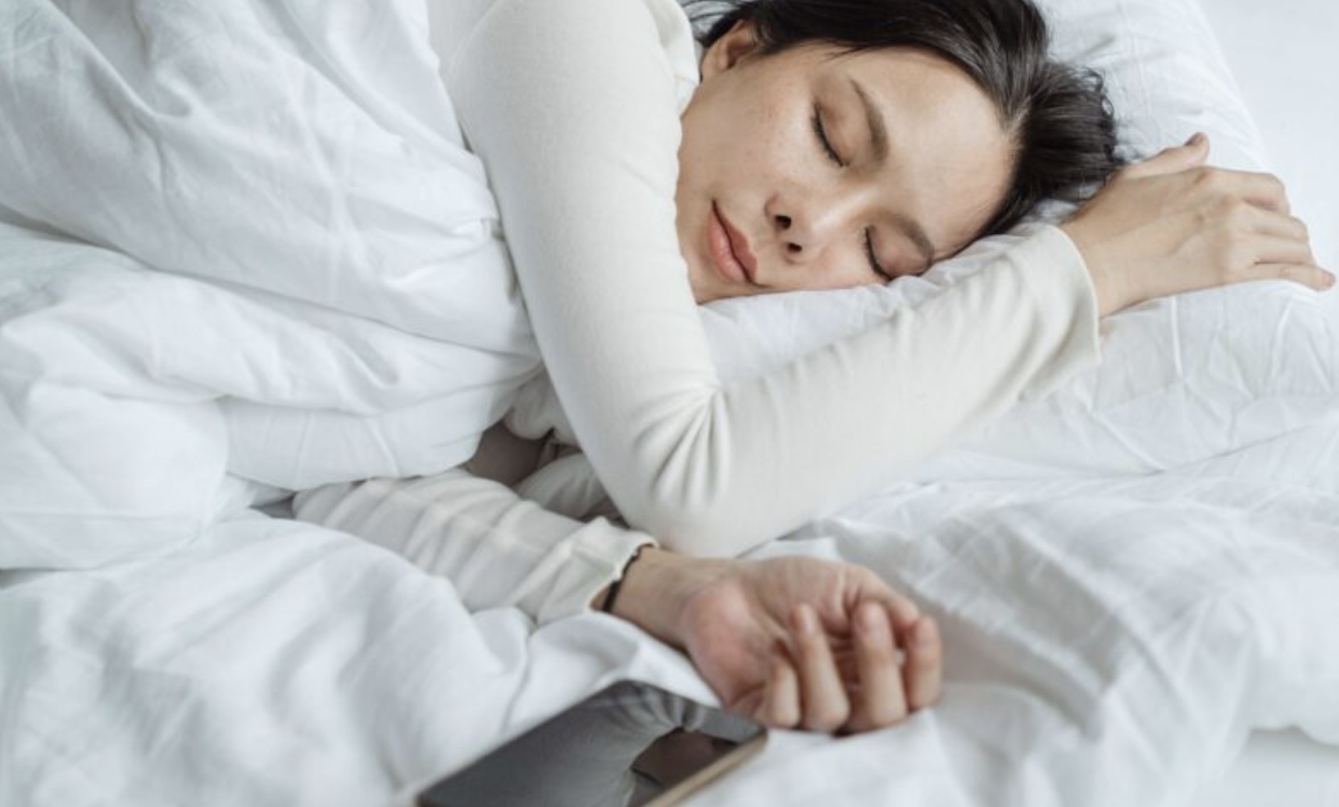 Je telefoon bij je bed tijdens het slapen? Niet meer doen vanwege deze reden…